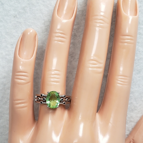 Peridot Bezel Set Spinel Ring - Picture 7 of 8